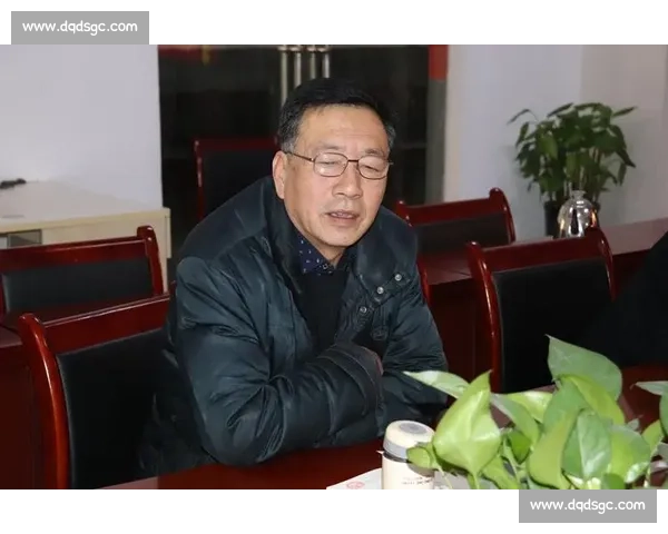 向余望:绿茵急行路上,批评为镜,初心不坠 向余望:绿茵急行路上,批评为镜,初心不坠